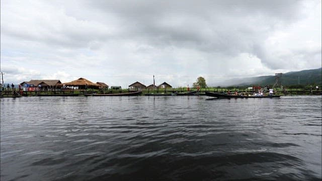 경치 좋은 인레 호수를 가로지르는 보트