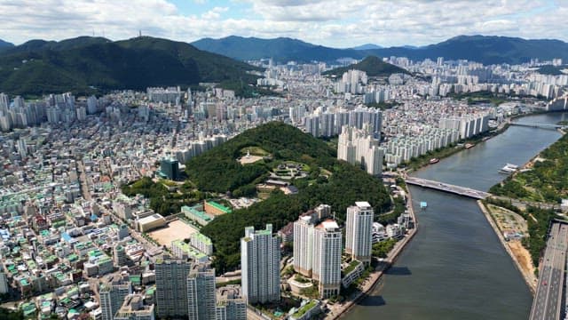 강과 산이 있는 대도시 전경