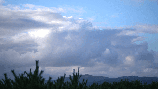 먼 산 위의 구름 낀 하늘