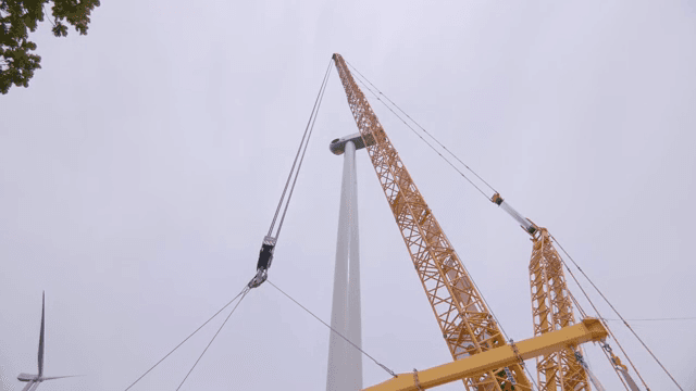 크레인을 사용한 풍력 터빈 건설 현장