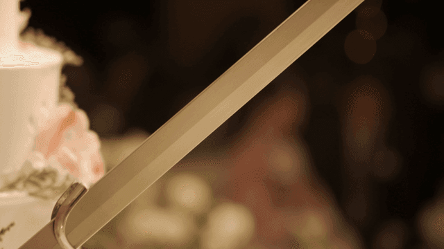 꽃과 칼이 있는 결혼식 케이크