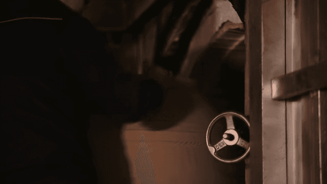 공장에서 기계를 조작하는 작업자