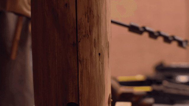 장인이 나무를 가공하는 과정