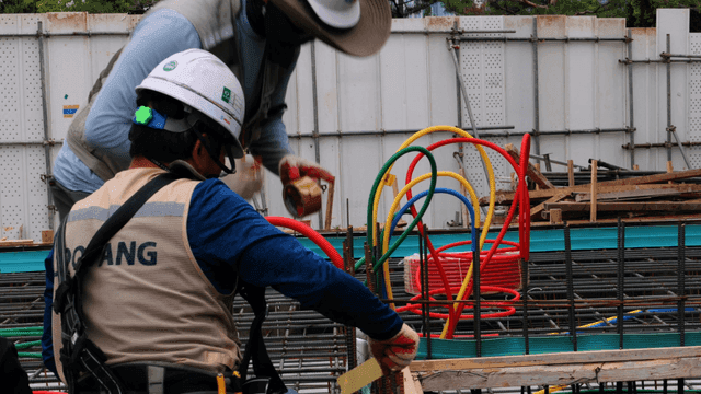 건설 현장에서 일하는 작업자들