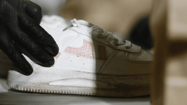 더러운 운동화를 다루는 모습