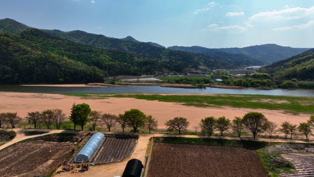 고요한 강가의 농장 전경