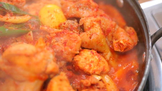 Spicy braised chicken with chicken eggs and ootheca