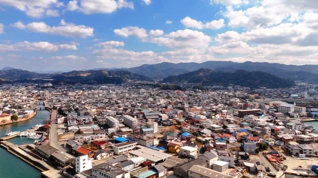 산을 배경으로 한 해안 도시