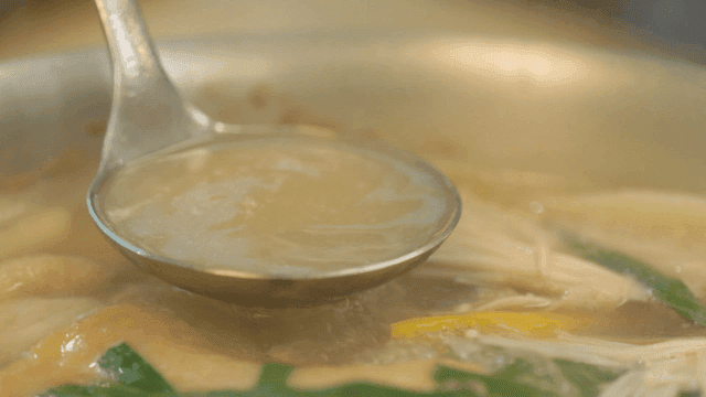 Ladle for scooping out rich chicken broth