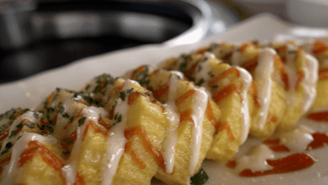 Egg rolls with sauce