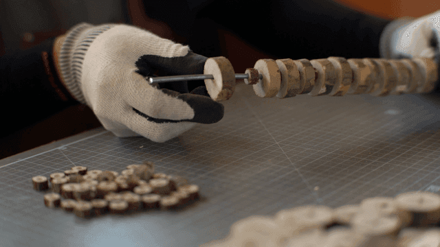 막대에 나무 조각을 조립하는 모습