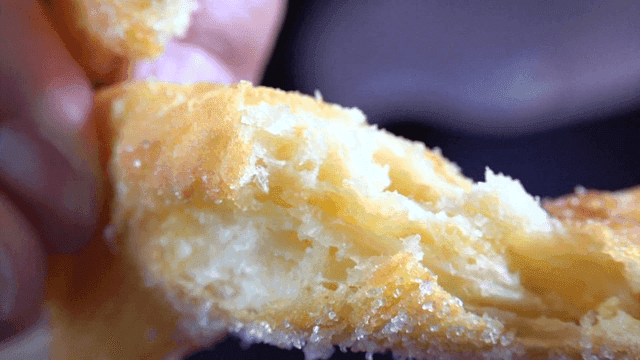 손으로 바삭하게 찢어진 꽈배기