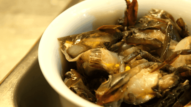 Fresh crabs in a white bowl
