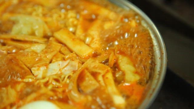 냄비에서 끓고 있는 매운 라볶이