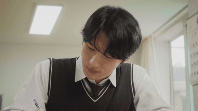 교실에서 공부에 집중하는 학생