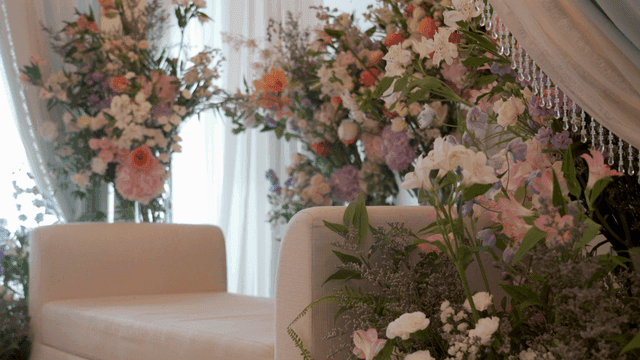 우아한 꽃 장식된 신부 대기석