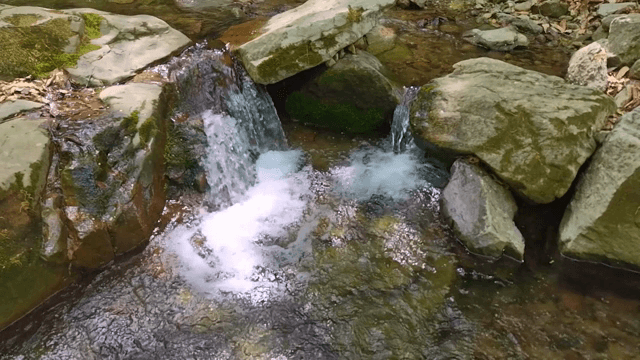 바위 위로 흐르는 작은 폭포