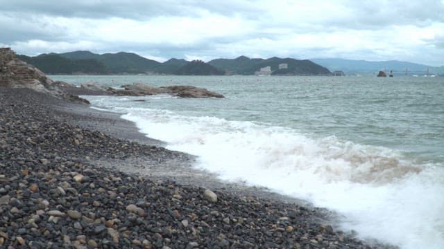 바위 해안에 부딪히는 파도