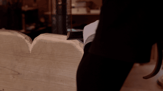 장인이 정교하게 나무를 조각하는 모습