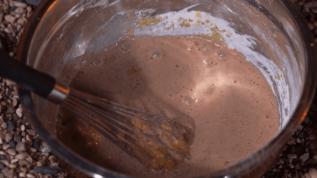 그릇에서 초콜릿 반죽 섞기