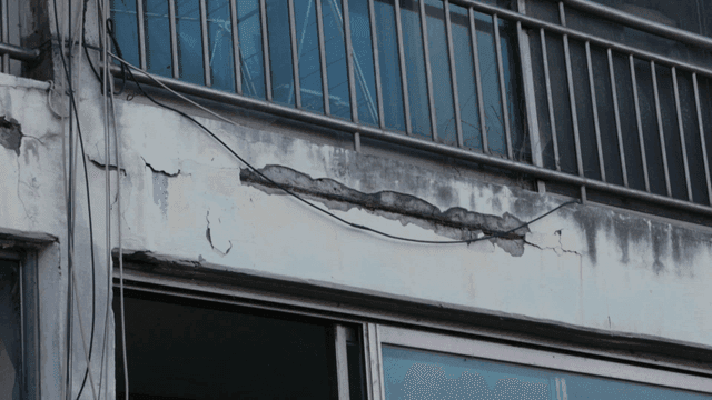 균열이 보이는 오래된 건물