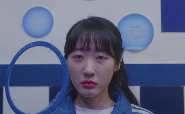 파란 옷을 입고 입으로 비눗방울을 부는 여자