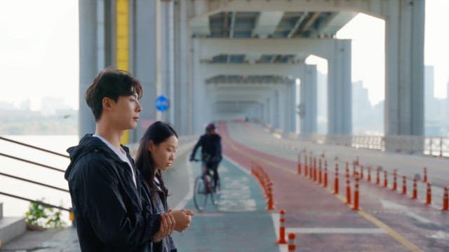 잠수교 위를 걸어가는 커플