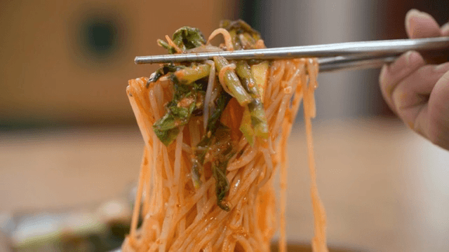 야채가 곁들여진 매콤한 비빔국수