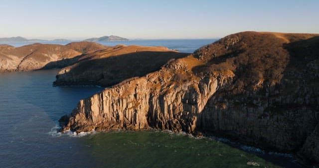 험준한 해안 절벽의 해안 풍경