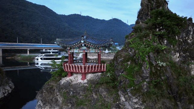 바위섬에 있는 전통 정자