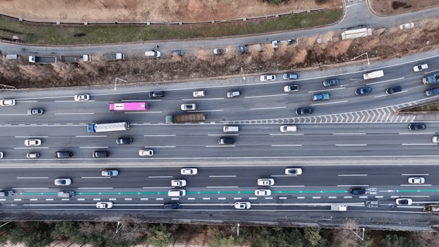 다양한 차량이 있는 번잡한 고속도로