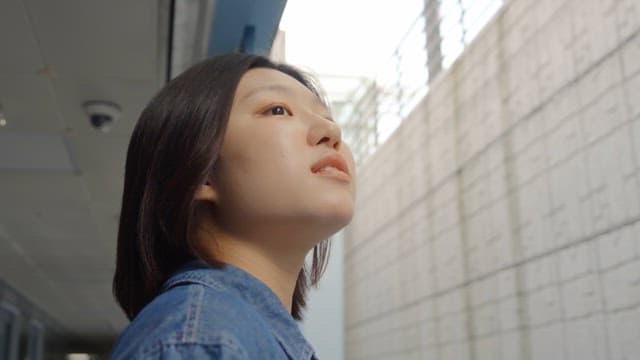 창문을 통해 신선한 공기를 마시는 여성