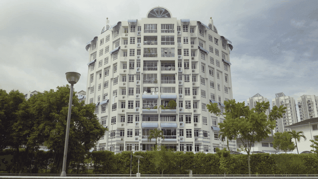 나무가 있는 높은 주거 건물