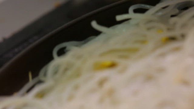 냄비에 준비되는 당면과 돼지고기