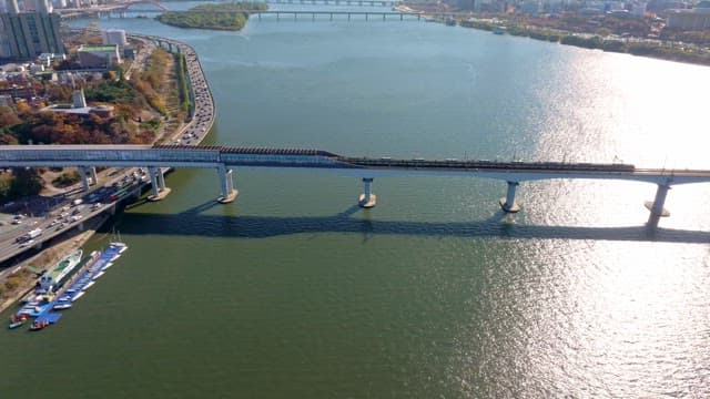 도시 스카이라인과 강 위의 다리