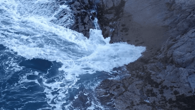 파도가 바위 절벽에 부딪히는 모습