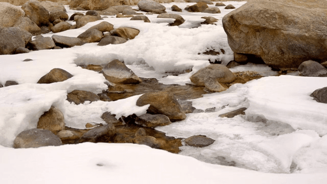 눈 덮인 강바닥과 바위