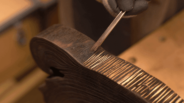 끌로 나무 조각하기