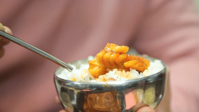 밥과 함께 먹는 매운 코다리찜 한 점