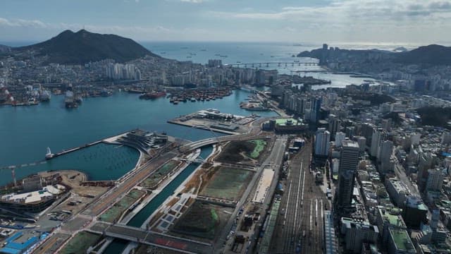 현대적인 건물이 있는 번화한 항구 도시