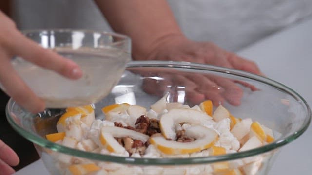 유리 그릇에 담긴 신선한 참외와 견과류 샐러드