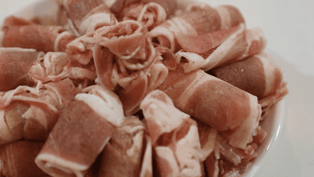 Thinly sliced ​​pork belly piled high in bowl