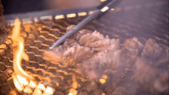 바비큐 그릴에서 삼겹살 굽기