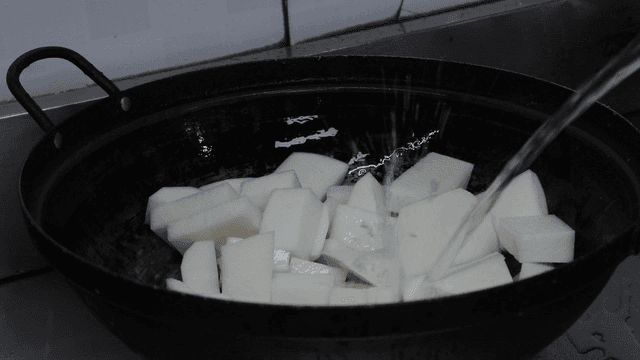 잘린 무에 부어지는 물