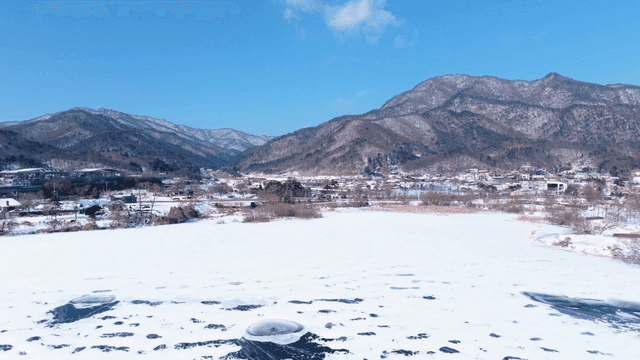 기차가 지나가는 얼어붙은 강