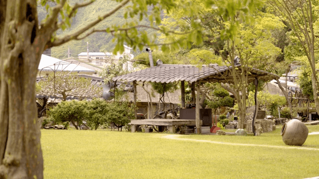 정원에 있는 한국 전통 정자