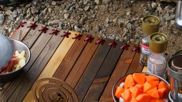 캠핑장에서 양념된 닭고기를 준비하는 모습