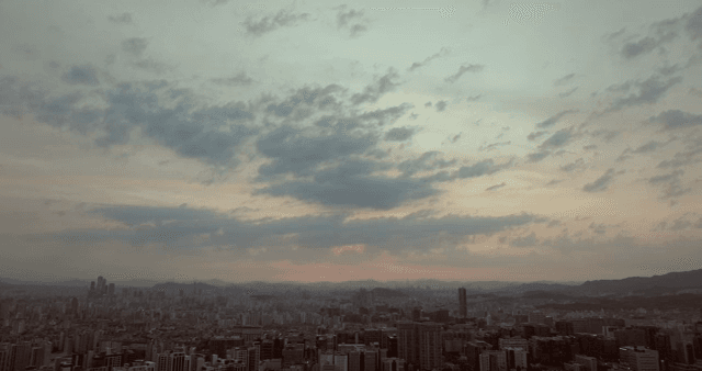구름 낀 일출 아래 도시 스카이라인