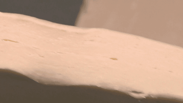 반죽 단면을 보여주는 손