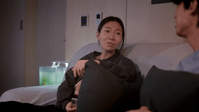 소파에서 대화하다가 먼저 자리를 뜨는 여성